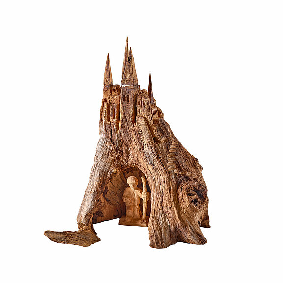 Stadt mit Wanderer - Jahr: 2015 - Abmessungen: 50 35 40 - Material: Eichenwurzel mit geschnitzter Figur Stadt mit Wanderer - Jahr: 2015 - Abmessungen: 50 35 40 - Material: Eichenwurzel mit geschnitzter Figur