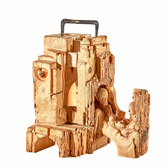 Balkenlicht mit Grippenfiguren - Jahr: 2018 - Abmessungen: 38 18 18 - Material: Balkenlicht gesägt, geschnitzt, mit Eisenklammer Balkenlicht mit Grippenfiguren - Jahr: 2018 - Abmessungen: 38 18 18 - Material: Balkenlicht gesägt, geschnitzt, mit Eisenklammer