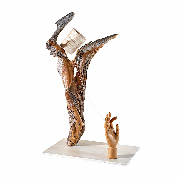 Gott Mensch - Jahr: 2016 - Abmessungen: 64 45 33 - Material: Eichenwurzel mit Hand und Faden Gott Mensch - Jahr: 2016 - Abmessungen: 64 45 33 - Material: Eichenwurzel mit Hand und Faden